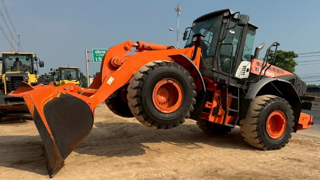 ขายรถตักล้อยาง HITACHI ZW250-5B ปี 2013 นำเข้าจากญี่ปุ่น พร้อมใช้ มีVDOการทำงานครับ