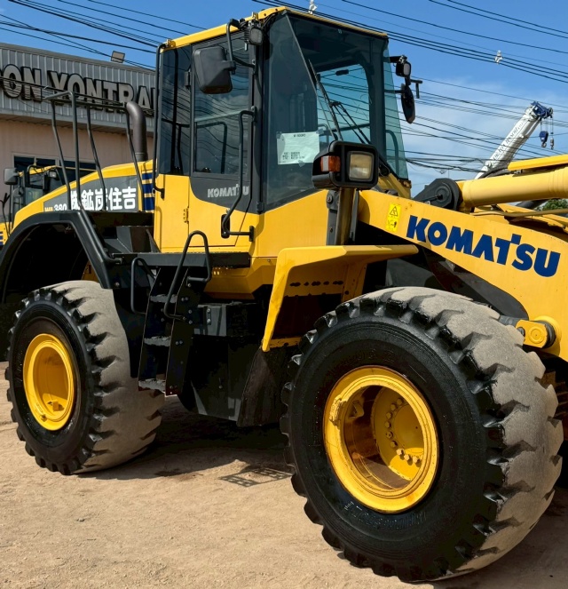 ขายรถตักล้อยาง KOMATSU WA380-7 ปี 2015 นำเข้าจากญี่ปุ่น พร้อมใช้ มีVDOการทำงานครับ