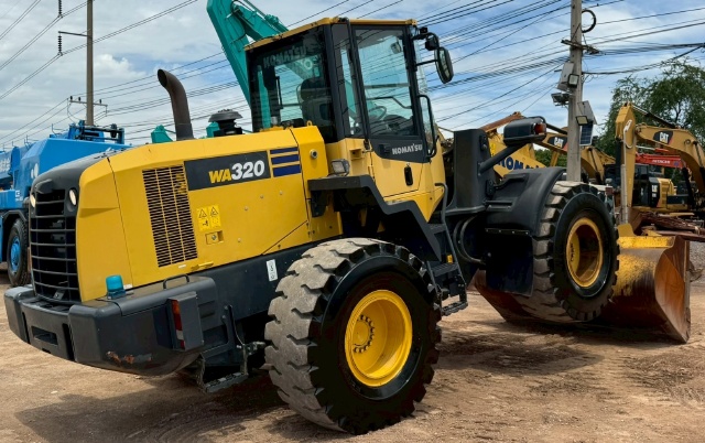 ขายรถตักล้อยาง KOMATSU WA320-7 ปี 2015 นำเข้าจากญี่ปุ่น พร้อมใช้ มีVDOการทำงานครับ