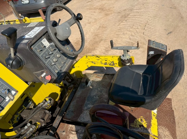 ขายรถปูยาง HANTA F1432W3 ปี 2012 (ขนาด 3.1 เมตร) นำเข้าจากญี่ปุ่น พร้อมใช้ มีVDOการทำงานครับ ขายรถปูยาง HANTA F1432W3 ปี 2012 (ขนาด 3.1 เมตร) นำเข้าจากญี่ปุ่น พร้อมใช้ มีVDOการทำงานครับ