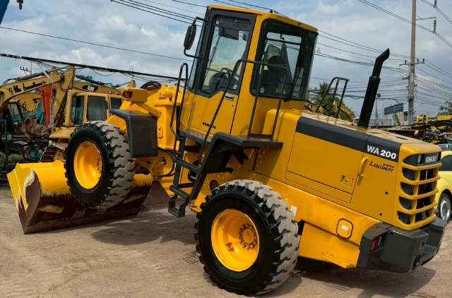 ขายรถตักล้อยาง KOMATSU WA200-3 นำเข้าจากญี่ปุ่น พร้อมใช้ มีVDOการทำงานครับ