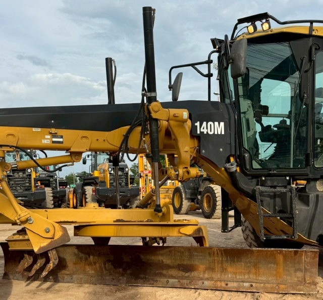 ขายรถเกรด CAT 140M ปี 2010 พร้อมใช้ มีVDOการทำงานครับ