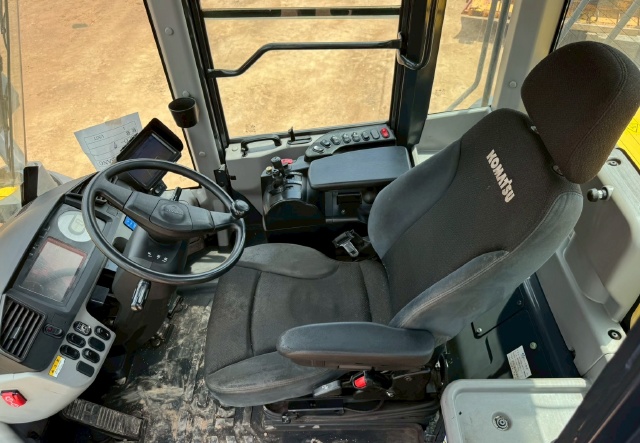 ขายรถตักล้อยาง KOMATSU WA380-8 ปี 2018 นำเข้าจากญี่ปุ่น พร้อมใช้ มีVDOการทำงานครับ
