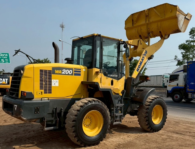 ขายรถตักล้อยาง KOMATSU WA200-7 ปี 2015 นำเข้าจากญี่ปุ่น พร้อมใช้ มีVDOการทำงานครับ