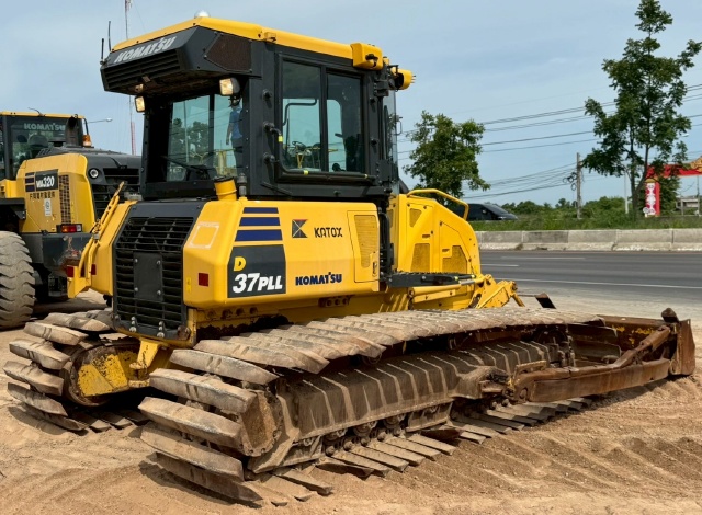 ขายรถดันดิน KOMATSU D37PLL-24 ปี 2017 พร้อมใช้ มีVDOการทำงานครับ ขายรถดันดิน KOMATSU D37PLL-24 ปี 2017 พร้อมใช้ มีVDOการทำงานครับ