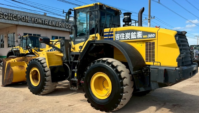 ขายรถตักล้อยาง KOMATSU WA380-7 ปี 2015 นำเข้าจากญี่ปุ่น พร้อมใช้ มีVDOการทำงานครับ