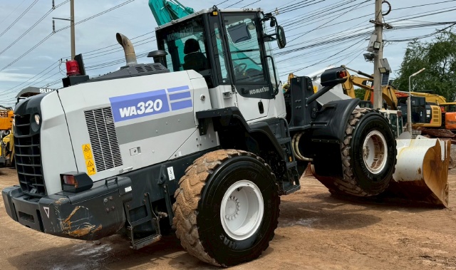 ขายรถตักล้อยาง KOMATSU WA320-8 ปี 2021 นำเข้าจากญี่ปุ่น พร้อมใช้ มีVDOการทำงานครับ ขายรถตักล้อยาง KOMATSU WA320-8 ปี 2021 นำเข้าจากญี่ปุ่น พร้อมใช้ มีVDOการทำงานครับ