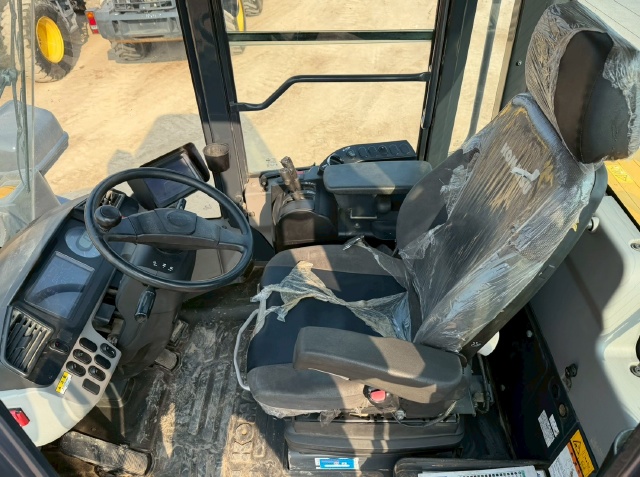 ขายรถตักล้อยาง KOMATSU WA320-7 ปี 2016 นำเข้าจากญี่ปุ่น พร้อมใช้ มีVDOการทำงานครับ