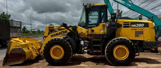 ขายรถตักล้อยาง KOMATSU WA380-8 ปี 2018 นำเข้าจากญี่ปุ่น พร้อมใช้ มีVDOการทำงานครับ