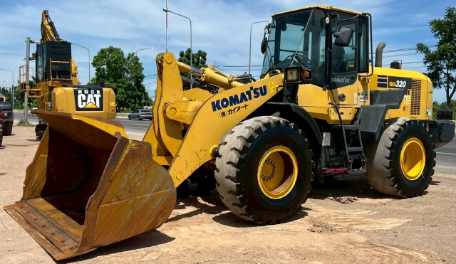 ขายรถตักล้อยาง KOMATSU WA320-7 ปี 2015 นำเข้าจากญี่ปุ่น พร้อมใช้ มีVDOการทำงานครับ