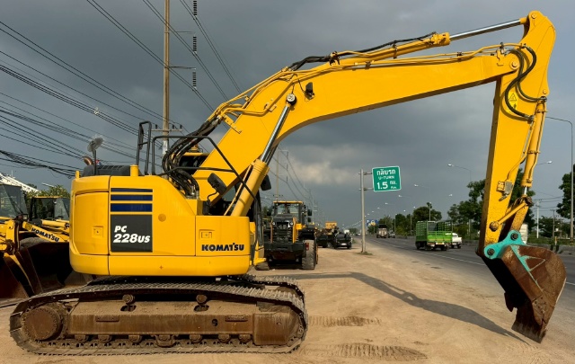 ขายรถขุด KOMATSU PC228US-10 ปี 2015 นำเข้าจากญี่ปุ่น พร้อมใช้ มีVDOการทำงานครับ