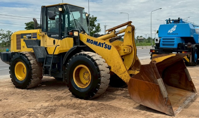 ขายรถตักล้อยาง KOMATSU WA320-7 ปี 2015 นำเข้าจากญี่ปุ่น พร้อมใช้ มีVDOการทำงานครับ