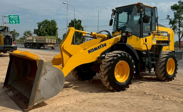 ขายรถตักล้อยาง KOMATSU WA200-8 ปี 2020 แขนยาวพิเศษ นำเข้าจากญี่ปุ่น พร้อมใช้ มีVDOการทำงานครับ