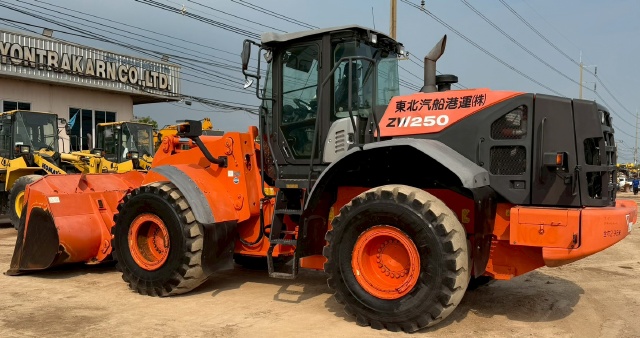 ขายรถตักล้อยาง HITACHI ZW250-5B ปี 2013 นำเข้าจากญี่ปุ่น พร้อมใช้ มีVDOการทำงานครับ