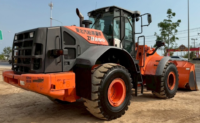 ขายรถตักล้อยาง HITACHI ZW250-5B ปี 2013 นำเข้าจากญี่ปุ่น พร้อมใช้ มีVDOการทำงานครับ