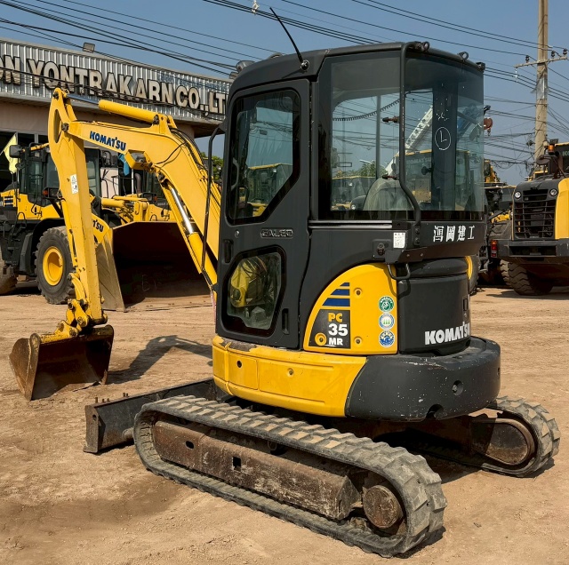 ขายรถขุด KOMATSU PC35MR-2 ปี 2003 อาร์มพิเศษ นำเข้าจากญี่ปุ่น พร้อมใช้ มีVDOการทำงานครับ