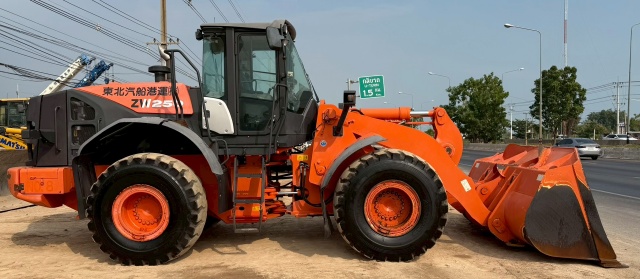 ขายรถตักล้อยาง HITACHI ZW250-5B ปี 2013 นำเข้าจากญี่ปุ่น พร้อมใช้ มีVDOการทำงานครับ