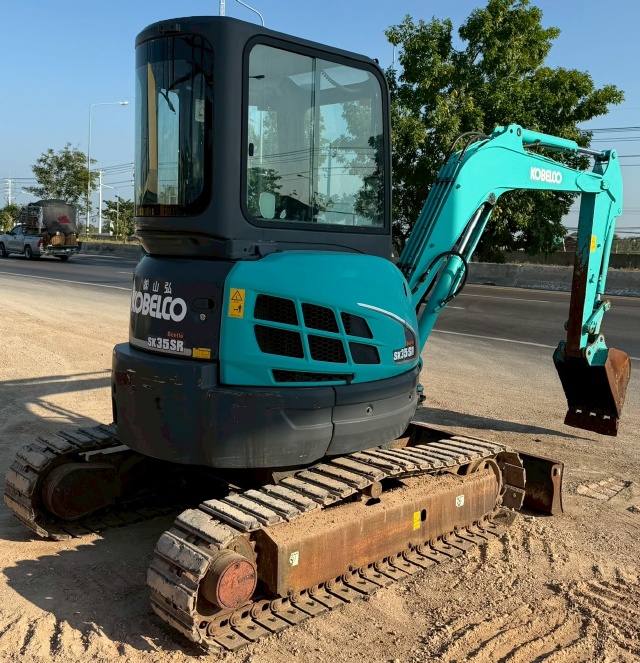 ขายรถขุด KOBELCO SK35SR-5 ปี 2011 นำเข้าจากญี่ปุ่น พร้อมใช้ มีVDOการทำงานครับ