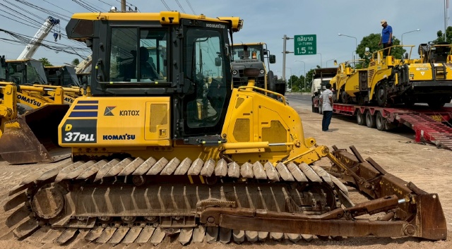 ขายรถดันดิน KOMATSU D37PLL-24 ปี 2017 พร้อมใช้ มีVDOการทำงานครับ ขายรถดันดิน KOMATSU D37PLL-24 ปี 2017 พร้อมใช้ มีVDOการทำงานครับ