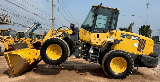 ขายรถตักล้อยาง KOMATSU WA200-7 ปี 2015 นำเข้าจากญี่ปุ่น พร้อมใช้ มีVDOการทำงานครับ