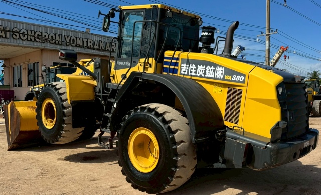ขายรถตักล้อยาง KOMATSU WA380-7 ปี 2015 นำเข้าจากญี่ปุ่น พร้อมใช้ มีVDOการทำงานครับ