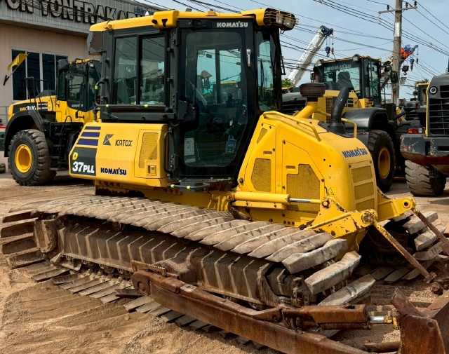 ขายรถดันดิน KOMATSU D37PLL-24 ปี 2017 พร้อมใช้ มีVDOการทำงานครับ ขายรถดันดิน KOMATSU D37PLL-24 ปี 2017 พร้อมใช้ มีVDOการทำงานครับ