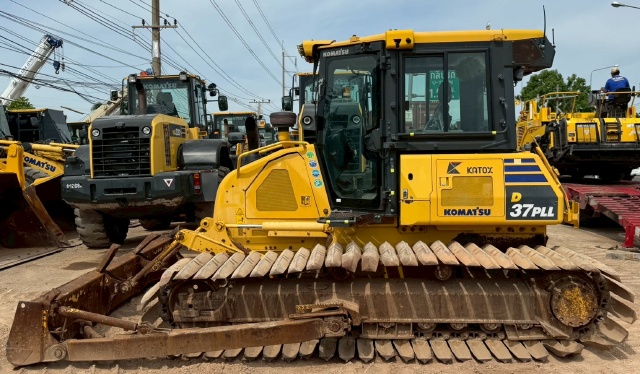ขายรถดันดิน KOMATSU D37PLL-24 ปี 2017 พร้อมใช้ มีVDOการทำงานครับ ขายรถดันดิน KOMATSU D37PLL-24 ปี 2017 พร้อมใช้ มีVDOการทำงานครับ