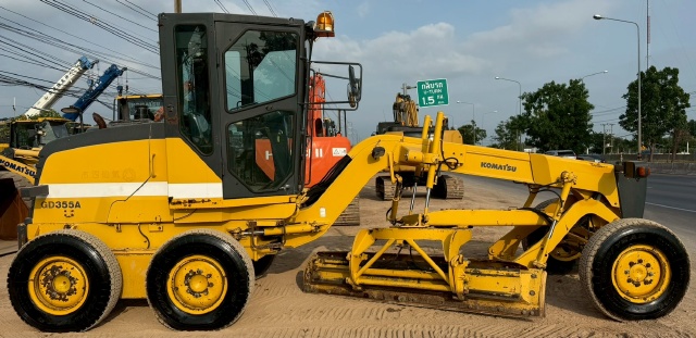 ขายรถเกรด KOMATSU GD355A-3 นำเข้าจากญี่ปุ่น พร้อมใช้ มีVDOการทำงานครับ