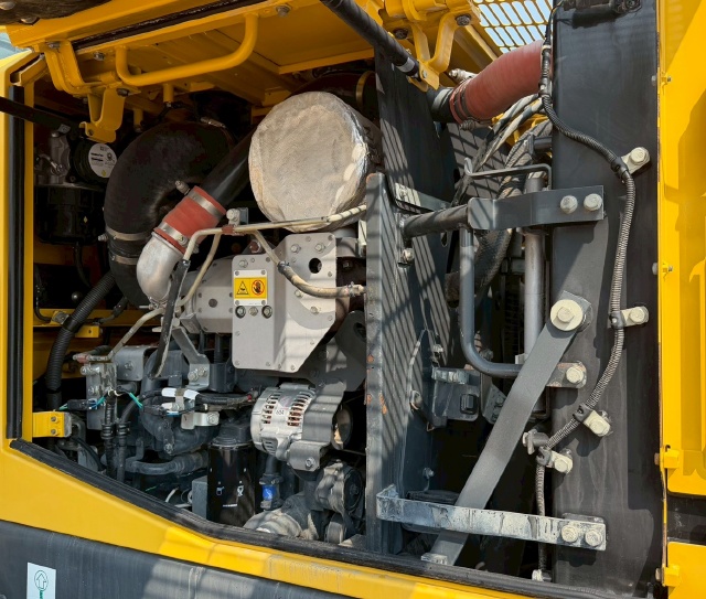 ขายรถตักล้อยาง KOMATSU WA200-7 ปี 2015 นำเข้าจากญี่ปุ่น พร้อมใช้ มีVDOการทำงานครับ