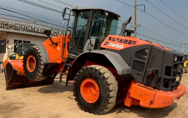 ขายรถตักล้อยาง HITACHI ZW250-5B ปี 2013 นำเข้าจากญี่ปุ่น พร้อมใช้ มีVDOการทำงานครับ