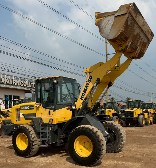 ขายรถตักล้อยาง KOMATSU WA200-7 ปี 2015 นำเข้าจากญี่ปุ่น พร้อมใช้ มีVDOการทำงานครับ