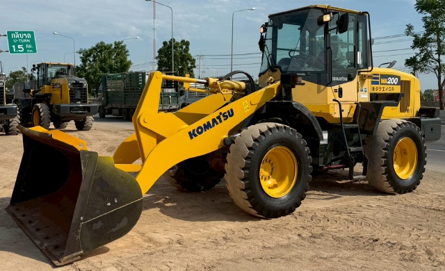 ขายรถตักล้อยาง KOMATSU WA200-7 ปี 2015 แขนยาวพิเศษ นำเข้าจากญี่ปุ่น พร้อมใช้ มีVDOการทำงานครับ