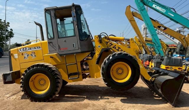 ขายรถตักล้อยาง TCM L13-3 ปี 2006 นำเข้าจากญี่ปุ่น พร้อมใช้ มีVDOการทำงานครับ ขายรถตักล้อยาง TCM L13-3 ปี 2006 นำเข้าจากญี่ปุ่น พร้อมใช้ มีVDOการทำงานครับ