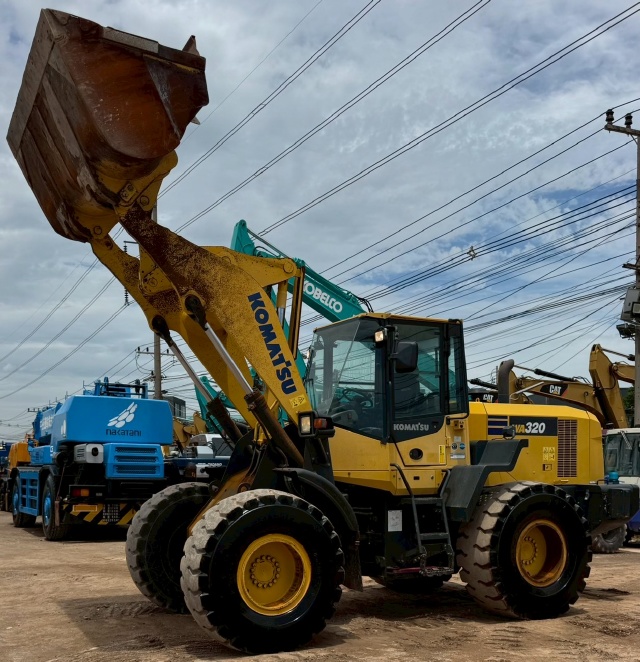 ขายรถตักล้อยาง KOMATSU WA320-7 ปี 2015 นำเข้าจากญี่ปุ่น พร้อมใช้ มีVDOการทำงานครับ