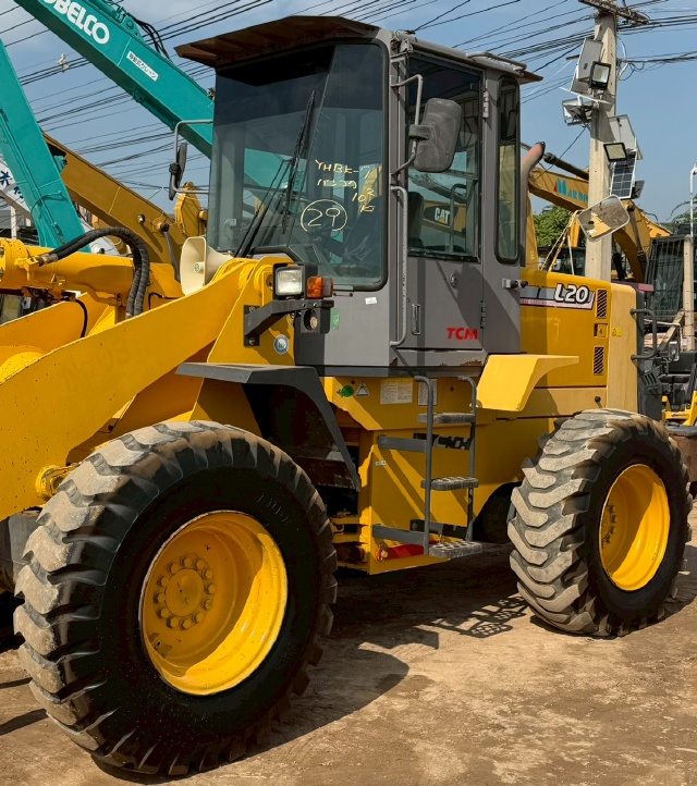 ขายรถตักล้อยาง TCM L20-3 ปี 2004 นำเข้าจากญี่ปุ่น พร้อมใช้ มีVDOการทำงานครับ