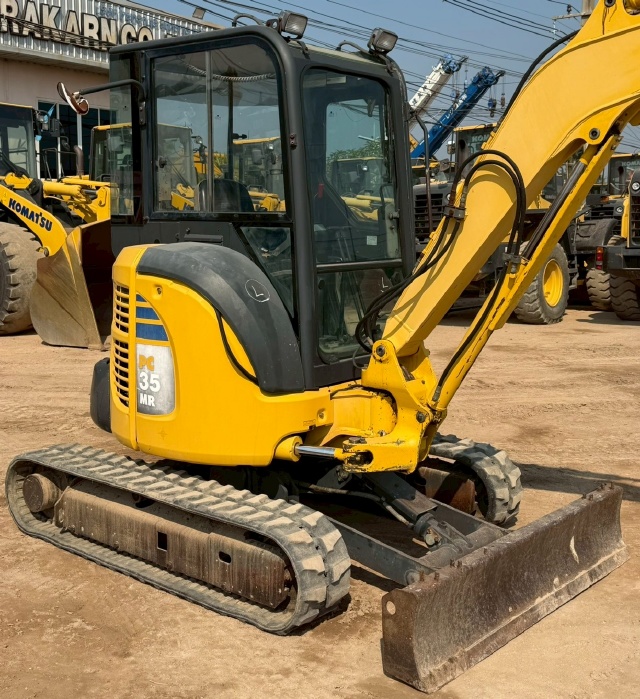 ขายรถขุด KOMATSU PC35MR-2 ปี 2003 อาร์มพิเศษ นำเข้าจากญี่ปุ่น พร้อมใช้ มีVDOการทำงานครับ