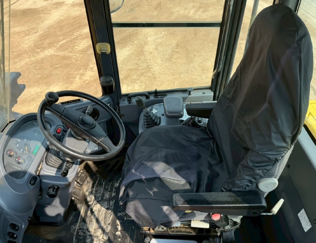 ขายรถตักล้อยาง KOMATSU WA200-7 ปี 2015 นำเข้าจากญี่ปุ่น พร้อมใช้ มีVDOการทำงานครับ