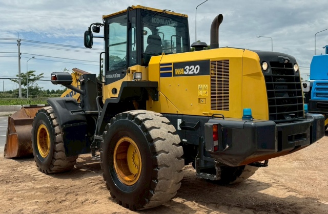 ขายรถตักล้อยาง KOMATSU WA320-7 ปี 2015 นำเข้าจากญี่ปุ่น พร้อมใช้ มีVDOการทำงานครับ