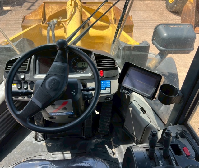 ขายรถตักล้อยาง KOMATSU WA320-7 ปี 2015 นำเข้าจากญี่ปุ่น พร้อมใช้ มีVDOการทำงานครับ