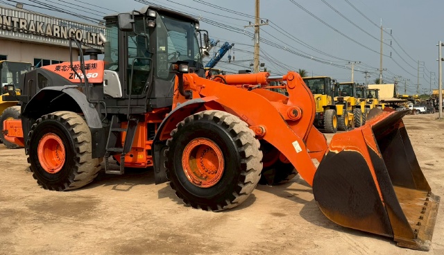 ขายรถตักล้อยาง HITACHI ZW250-5B ปี 2013 นำเข้าจากญี่ปุ่น พร้อมใช้ มีVDOการทำงานครับ