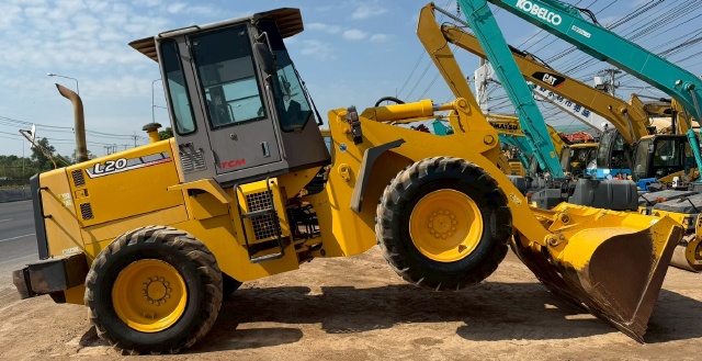 ขายรถตักล้อยาง TCM L20-3 ปี 2004 นำเข้าจากญี่ปุ่น พร้อมใช้ มีVDOการทำงานครับ