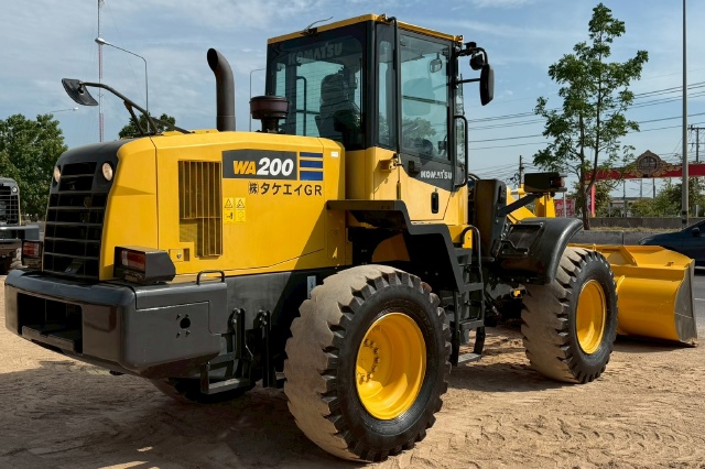 ขายรถตักล้อยาง KOMATSU WA200-7 ปี 2015 แขนยาวพิเศษ นำเข้าจากญี่ปุ่น พร้อมใช้ มีVDOการทำงานครับ