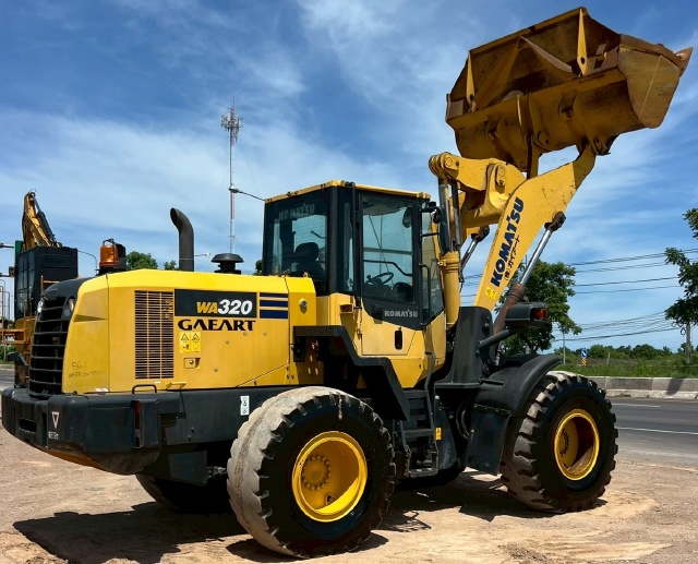 ขายรถตักล้อยาง KOMATSU WA320-7 ปี 2015 นำเข้าจากญี่ปุ่น พร้อมใช้ มีVDOการทำงานครับ