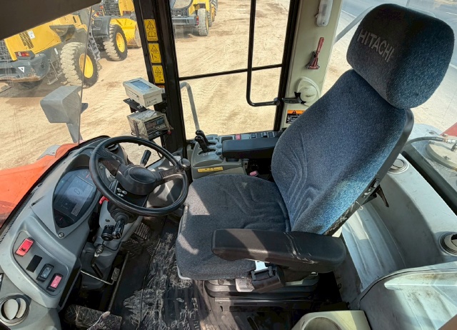 ขายรถตักล้อยาง HITACHI ZW250-5B ปี 2013 นำเข้าจากญี่ปุ่น พร้อมใช้ มีVDOการทำงานครับ