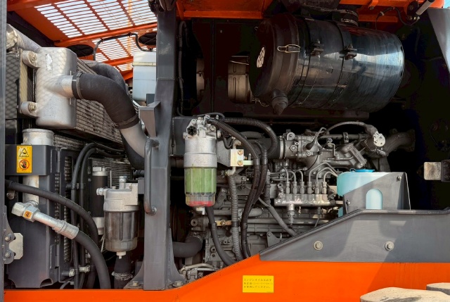 ขายรถตักล้อยาง HITACHI ZW250-5B ปี 2013 นำเข้าจากญี่ปุ่น พร้อมใช้ มีVDOการทำงานครับ