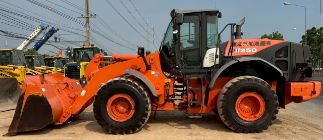 ขายรถตักล้อยาง HITACHI ZW250-5B ปี 2013 นำเข้าจากญี่ปุ่น พร้อมใช้ มีVDOการทำงานครับ