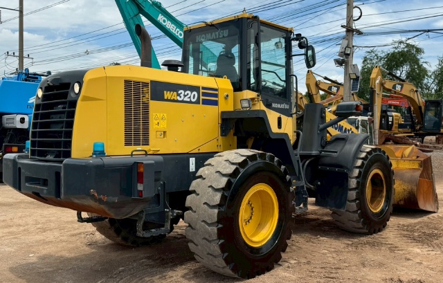 ขายรถตักล้อยาง KOMATSU WA320-7 ปี 2015 นำเข้าจากญี่ปุ่น พร้อมใช้ มีVDOการทำงานครับ