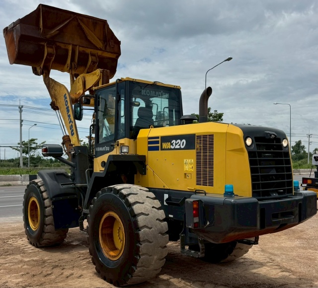 ขายรถตักล้อยาง KOMATSU WA320-7 ปี 2015 นำเข้าจากญี่ปุ่น พร้อมใช้ มีVDOการทำงานครับ