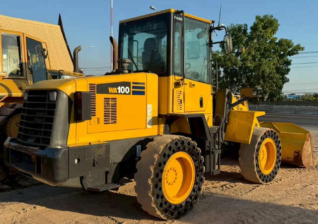 ขายรถตักล้อยาง KOMATSU WA100-5 นำเข้าจากญี่ปุ่น พร้อมใช้ มีVDOการทำงานครับ ขายรถตักล้อยาง KOMATSU WA100-5 นำเข้าจากญี่ปุ่น พร้อมใช้ มีVDOการทำงานครับ