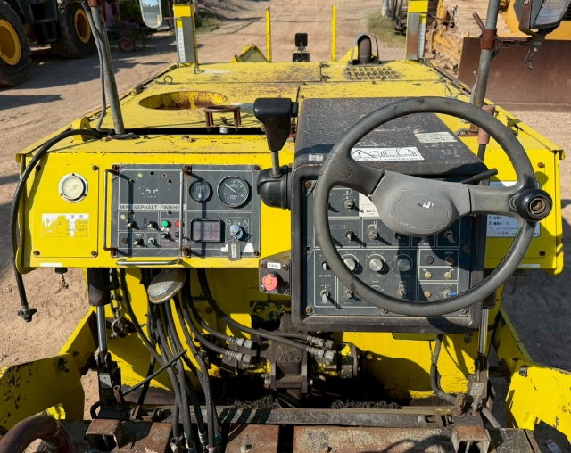 ขายรถปูยาง HANTA F1432W3 ปี 2012 (ขนาด 3.1 เมตร) นำเข้าจากญี่ปุ่น พร้อมใช้ มีVDOการทำงานครับ ขายรถปูยาง HANTA F1432W3 ปี 2012 (ขนาด 3.1 เมตร) นำเข้าจากญี่ปุ่น พร้อมใช้ มีVDOการทำงานครับ